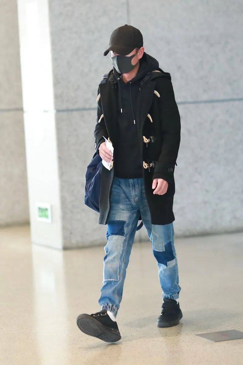 文章个性造型,一条破洞牛仔裤穿出潮流范,原来他也这么敢穿