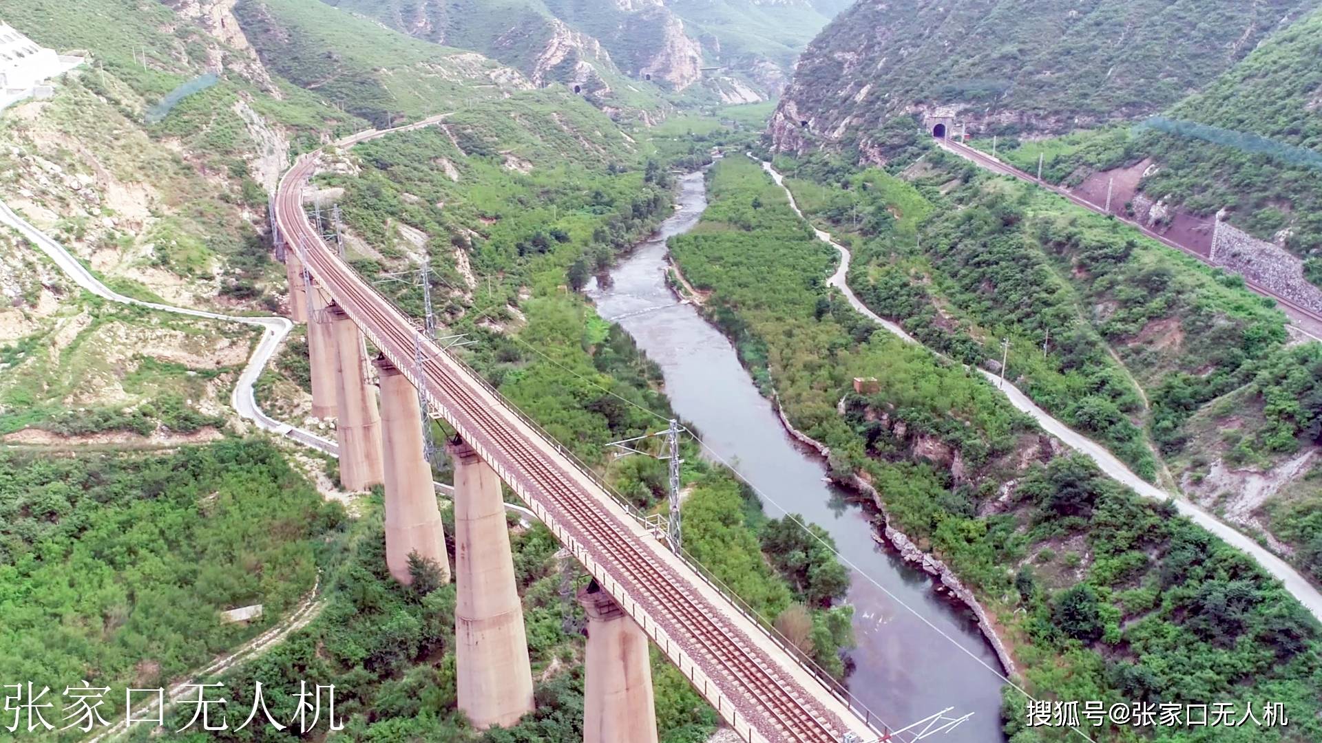 京张铁路是一条百年老路,通过无人机从高空俯瞰