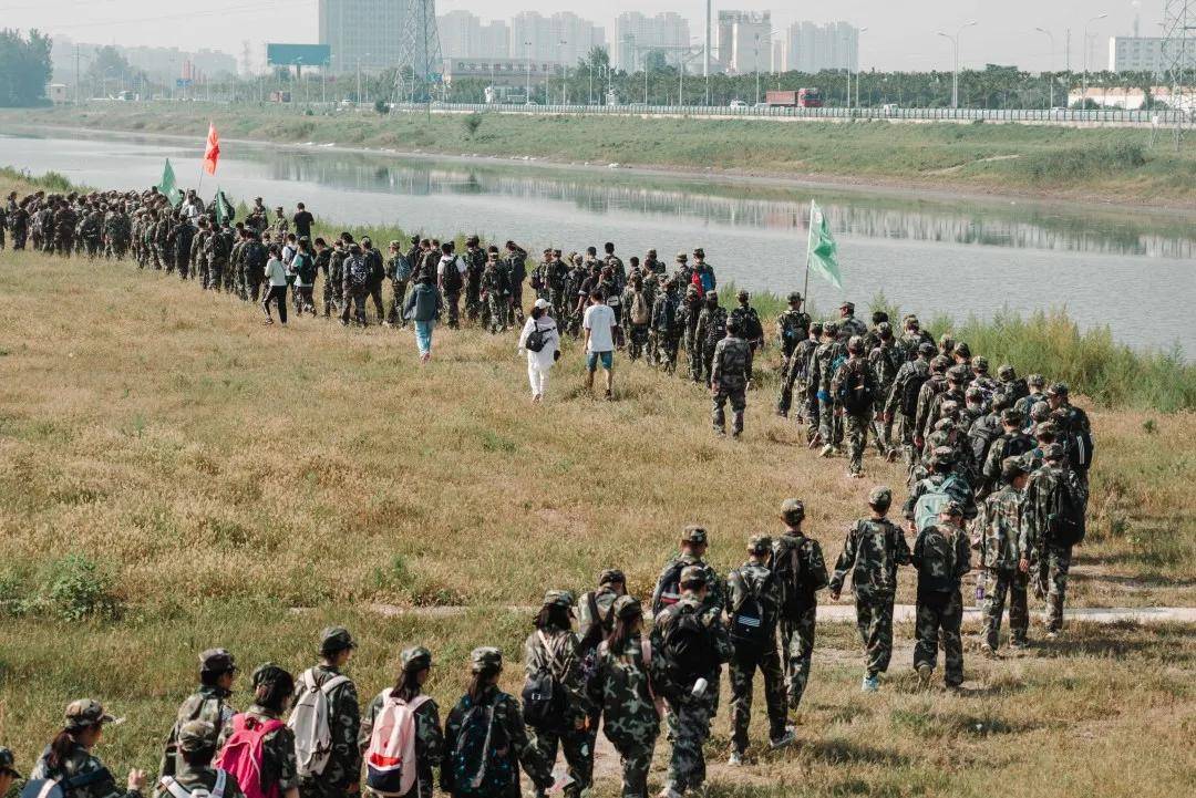 热血青春砥砺前行淮北一中开展军训徒步拉练活动