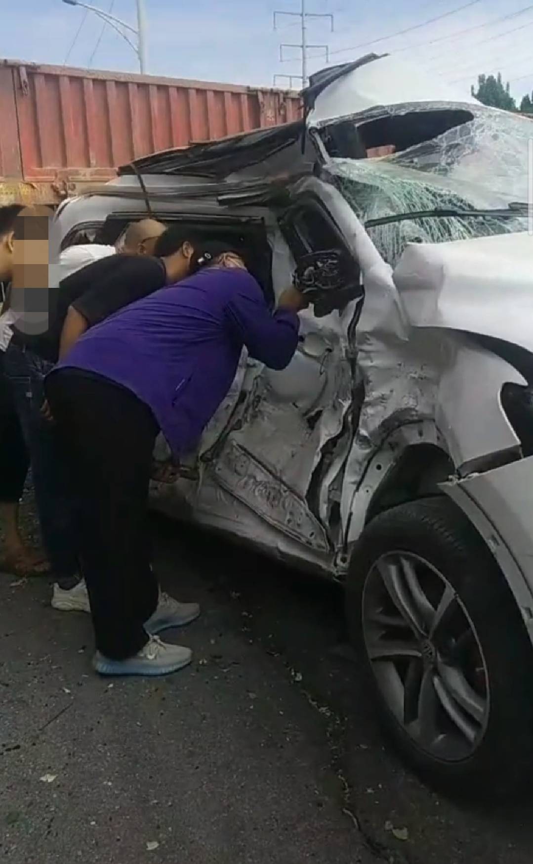 驻马店市,中原大道发生一起重大车祸,一人被困车内