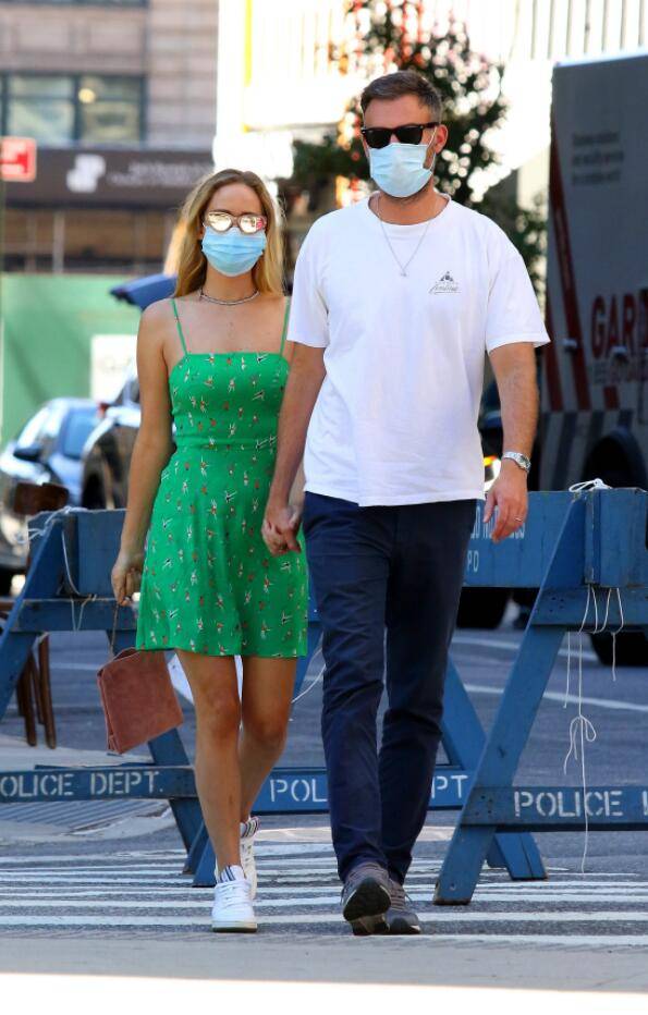 珍妮弗·劳伦斯和库克·马洛尼钉周末穿情侣装在纽约逛街_手机搜狐网