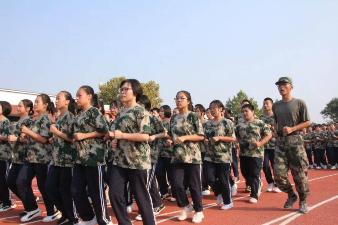 东方双语高中部在军训的汗水与坚持中开启你的三年高中时光