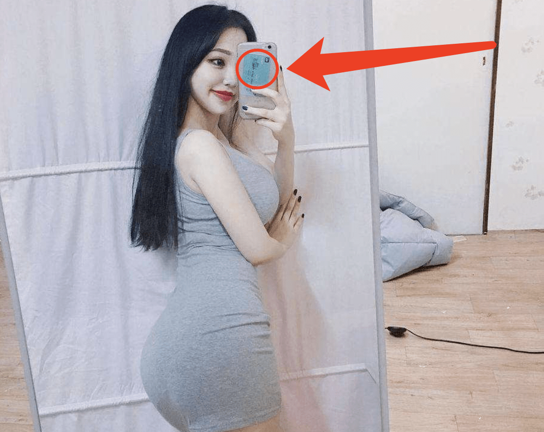 搞笑gif趣图:姑娘下次自拍长点心眼吧,你的手机壳已经出卖你了