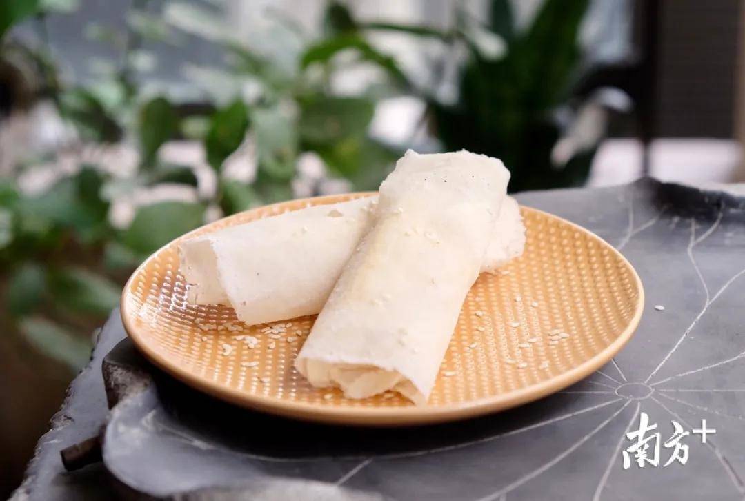比起其他精制的潮汕茶配,糖葱薄饼仿佛是甜点中的一股清流,它吃起来松