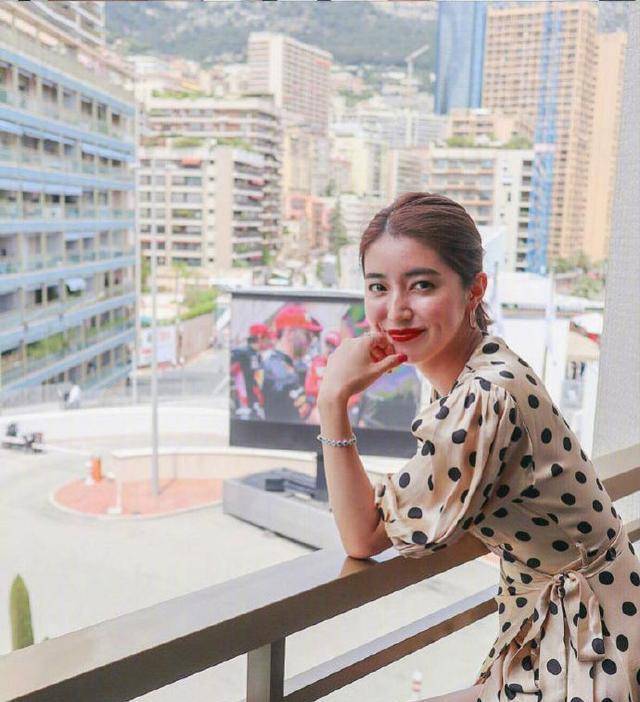 日本火了一位港风博主,基础款只要抹上红唇就时髦,大方又气质