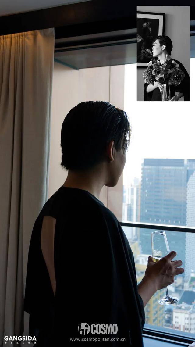 姜思达的露背长裙不必抱歉