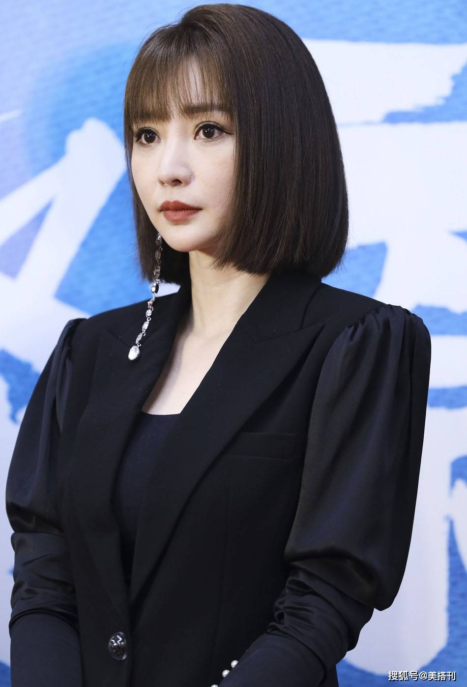 40岁柳岩老了,黑西装空气刘海亮相,打扮年轻藏不住眼角皱纹_手机搜狐