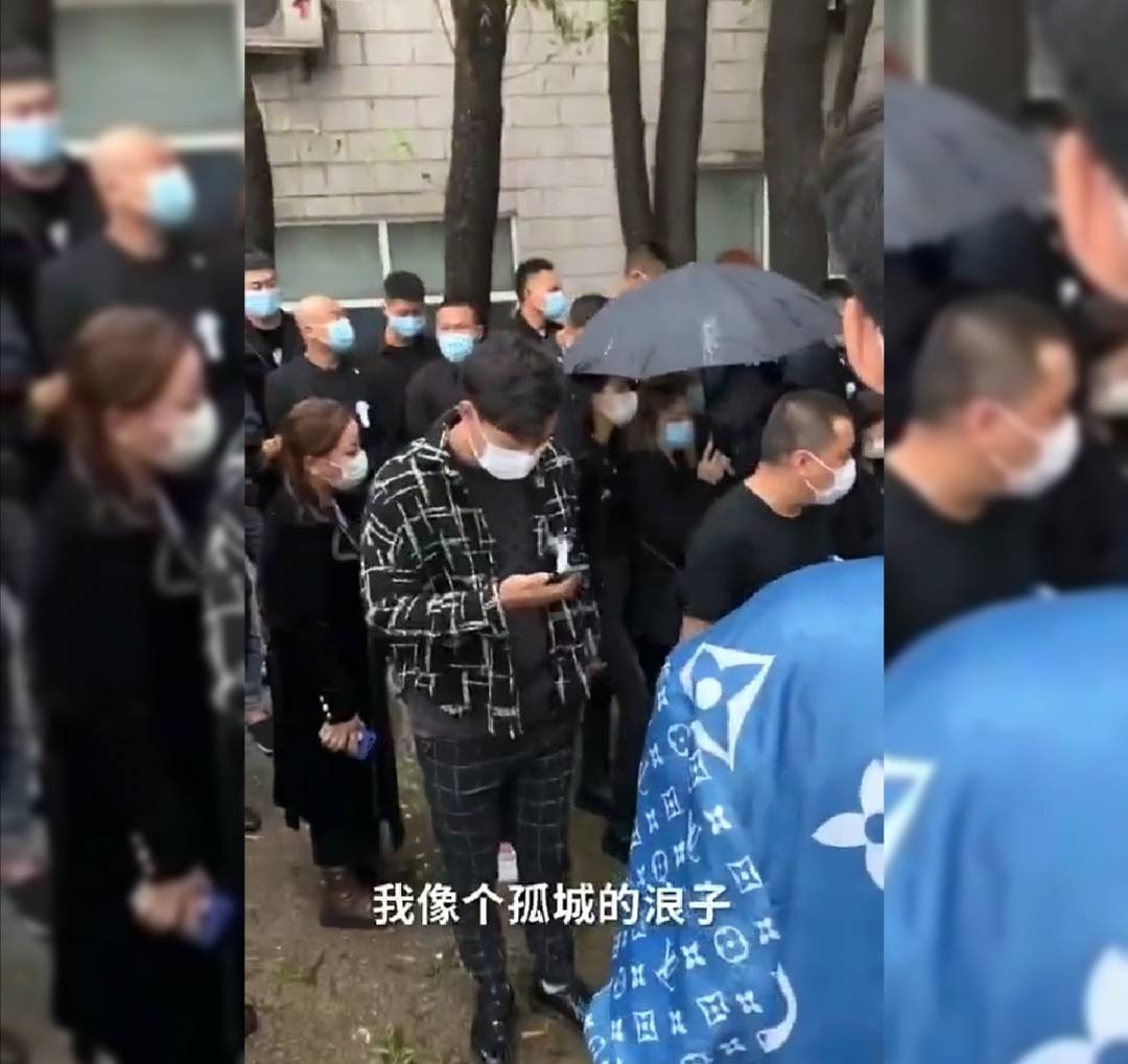 原创拥有600万粉丝的网红钓鱼碰高压线身亡,各路网红和粉丝到场送别