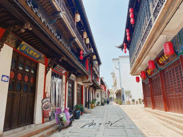 安庆市位于安徽省西南部,是一座著名的历史文化名城,旅游资源丰富