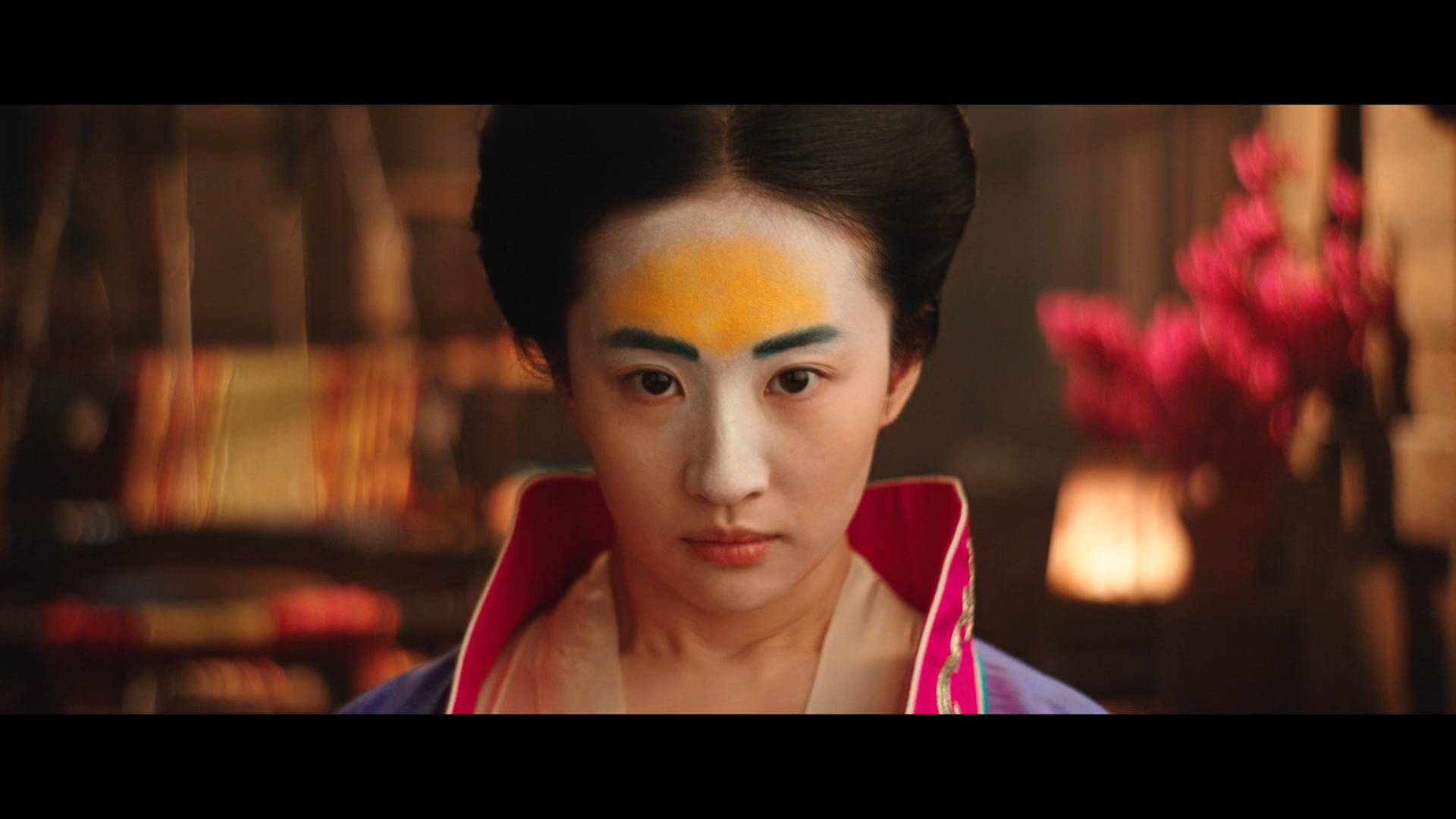 土楼祠堂鹅黄妆,玉佩对联忠勇真,满满中国风也救不了《花木兰》