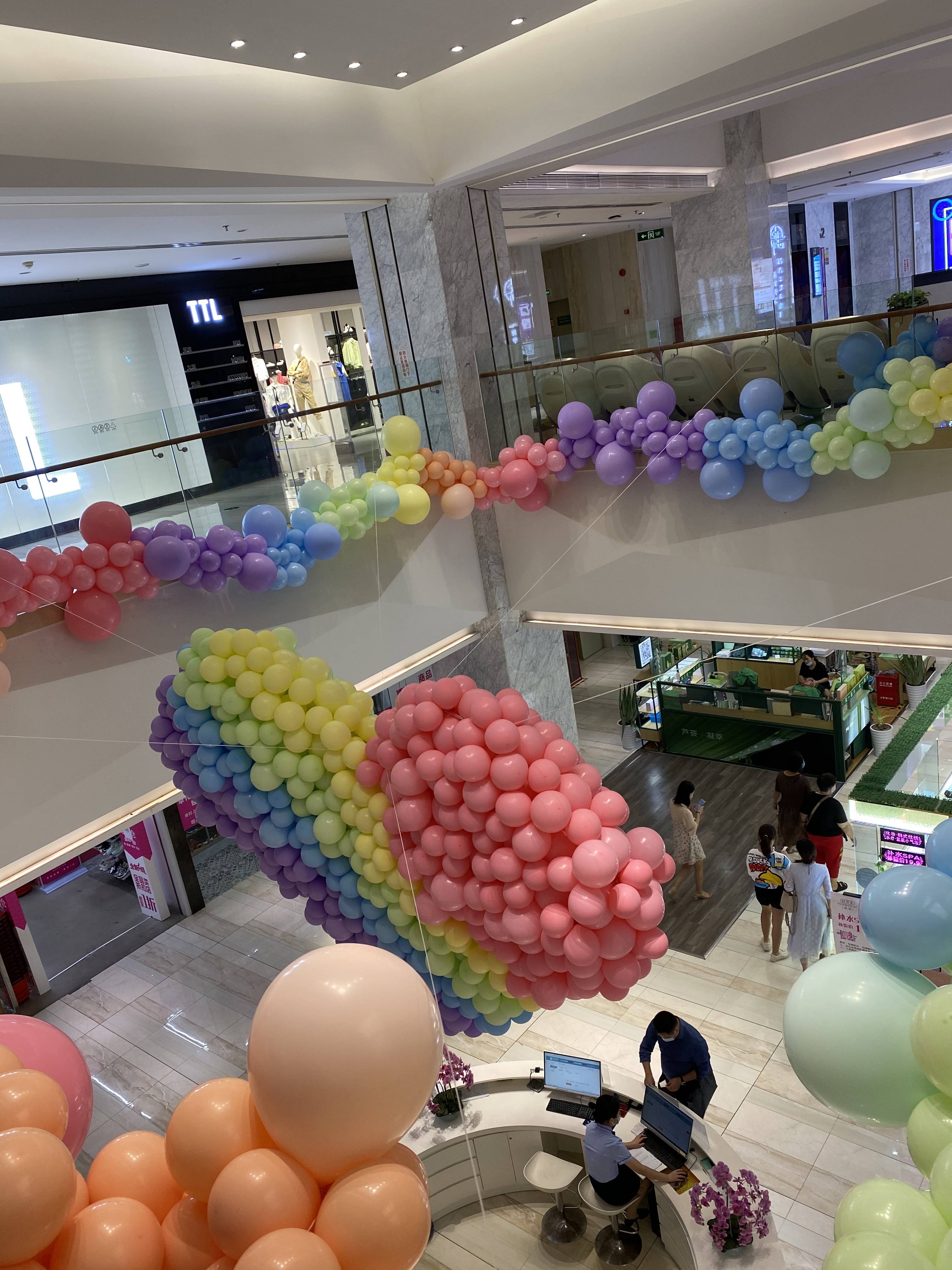 指尖气球商业气球美陈布置优城购物中气球案例