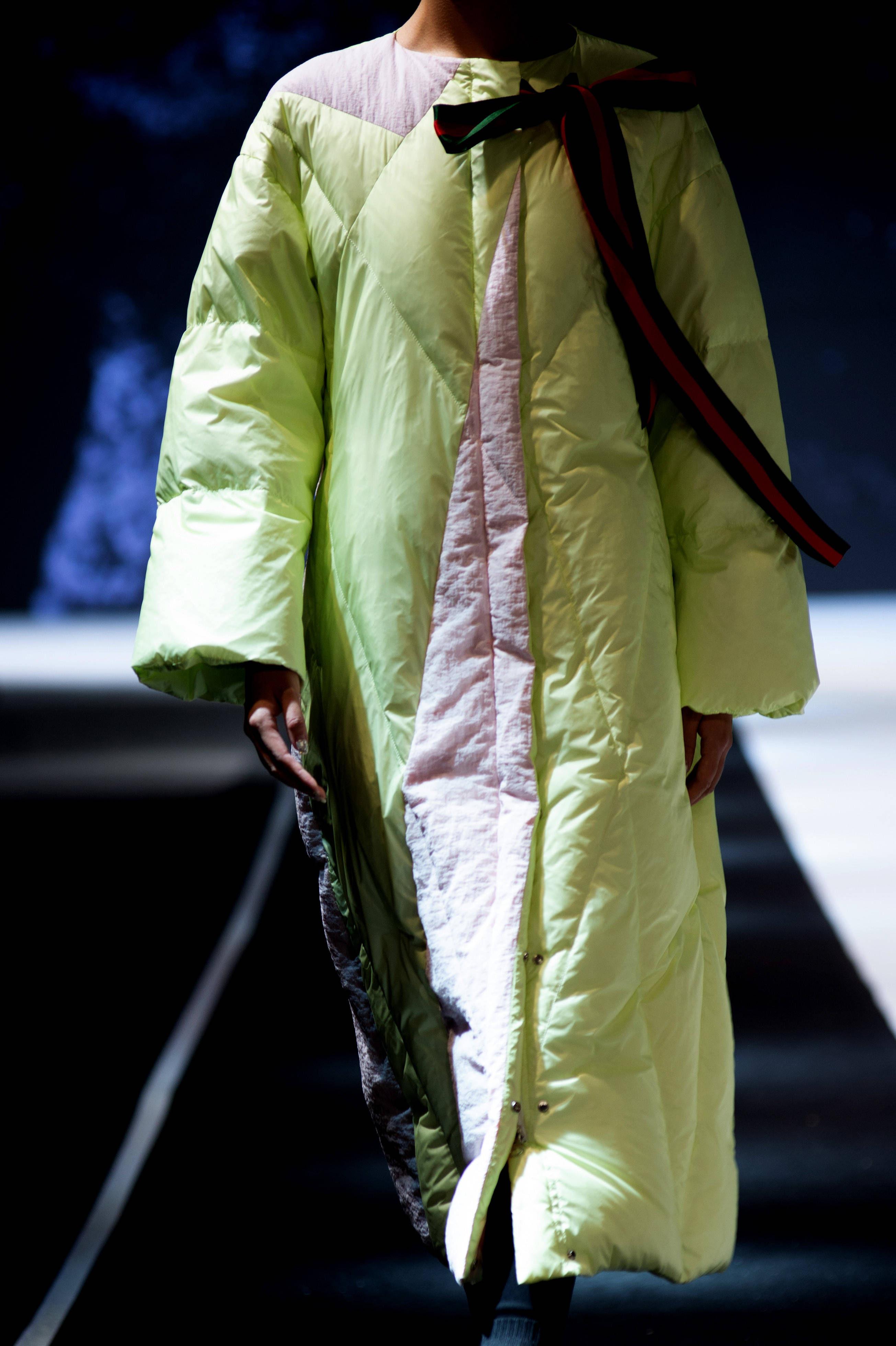 天蝎五号携手光山羽绒服装产业在逆势中为中原服装纺织时尚产业发声