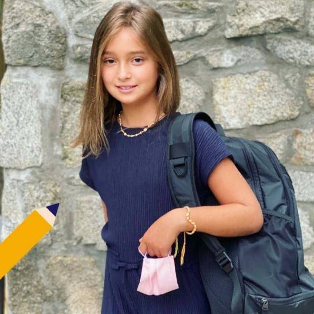 照片中,阿拉贝拉开心对零头甜笑,开学第一天还特意打扮了一番,穿蓝色