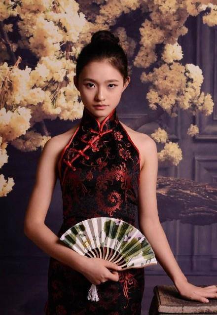 原创林允的气质越来越好了,一袭蓝旗袍典雅又清新,不像23岁的人!