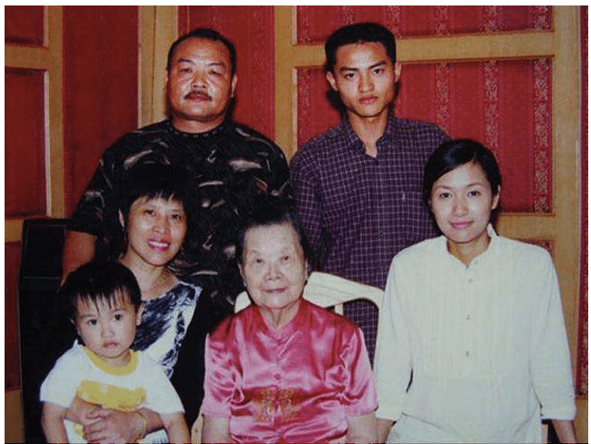 于北京三里屯附近的一个居民区,父亲徐子健和母亲于淑荣都是普通工人