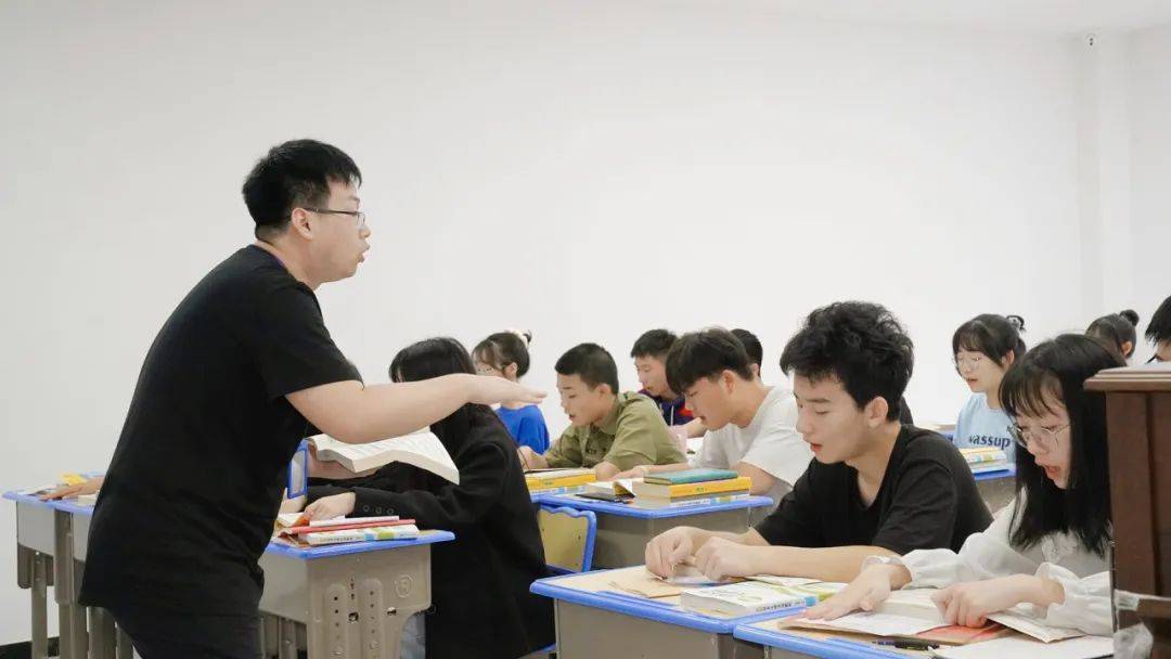 华溯致敬教师三尺讲台映初心