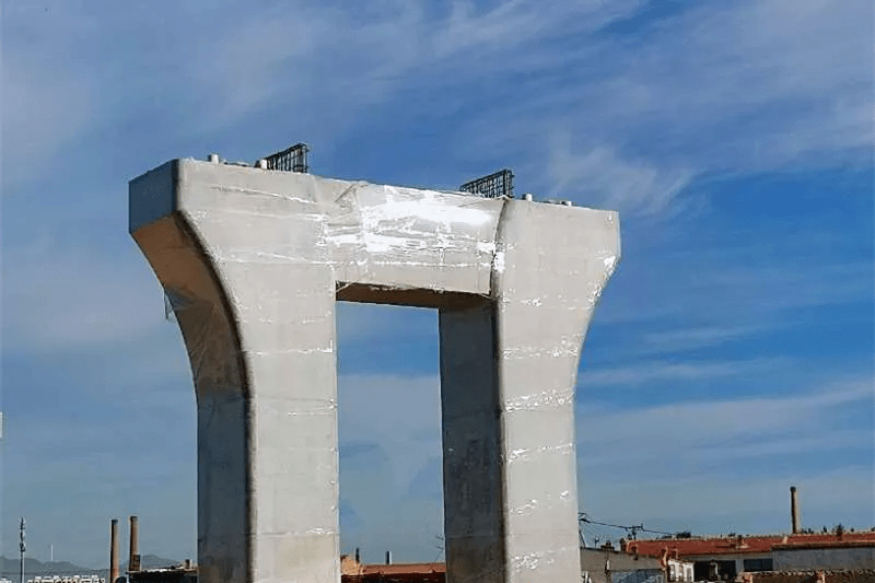 路立交桥工程 共有开源街主线桥1座,匝道桥4座 桥梁下部结构均采用立