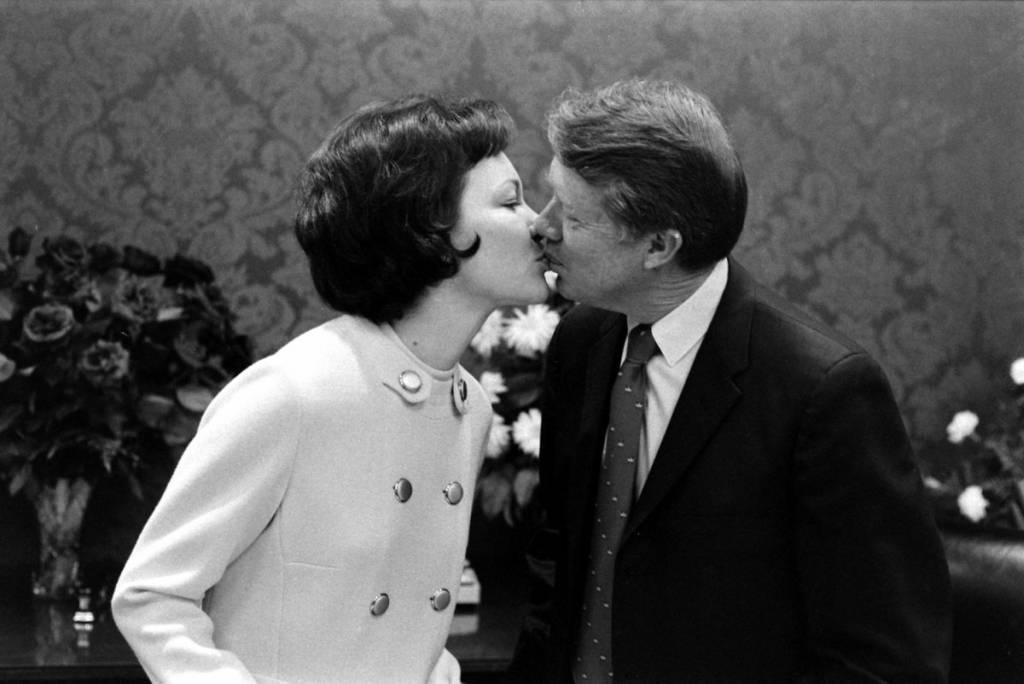未来的美国总统理查德尼克松的妻子帕特庆祝他的生日.1957年.