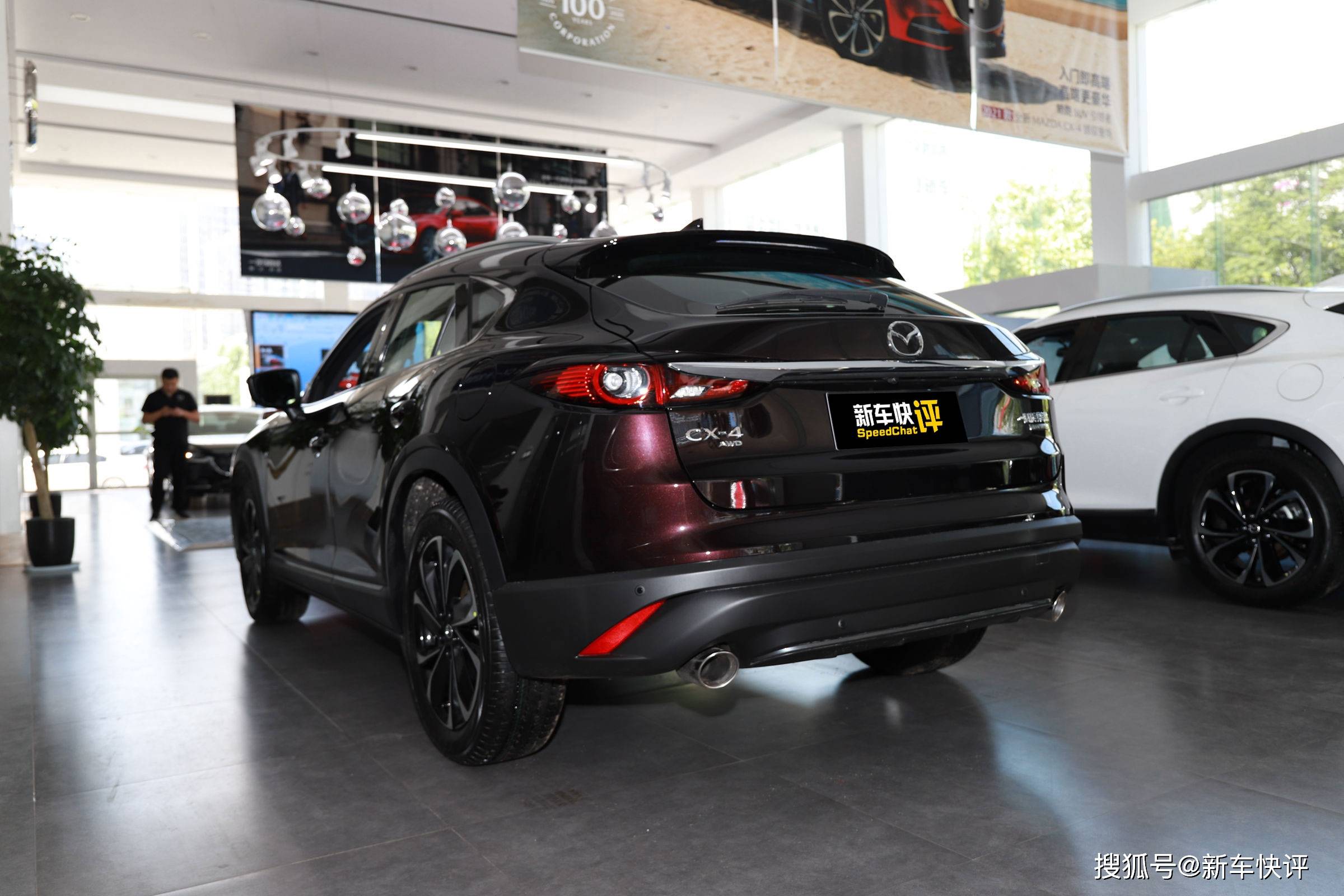 尾部的造型比较像是一台两厢轿车,不过下方的黑色保险杠还是提升了