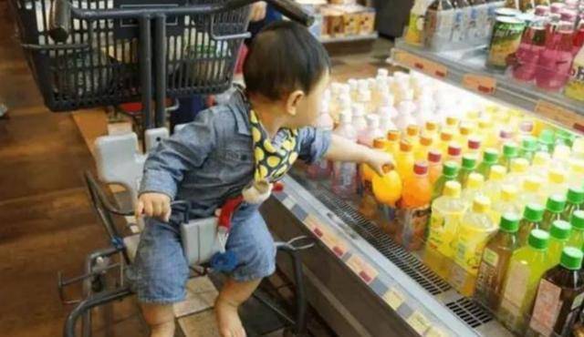 孩子逛超市口渴，宝妈拿空瓶饮料结账却遭10倍赔偿，网友：该罚_搜狐网