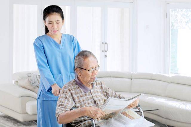 做了两年保姆被老人表白,保姆说:我只挣保姆钱,没想其他