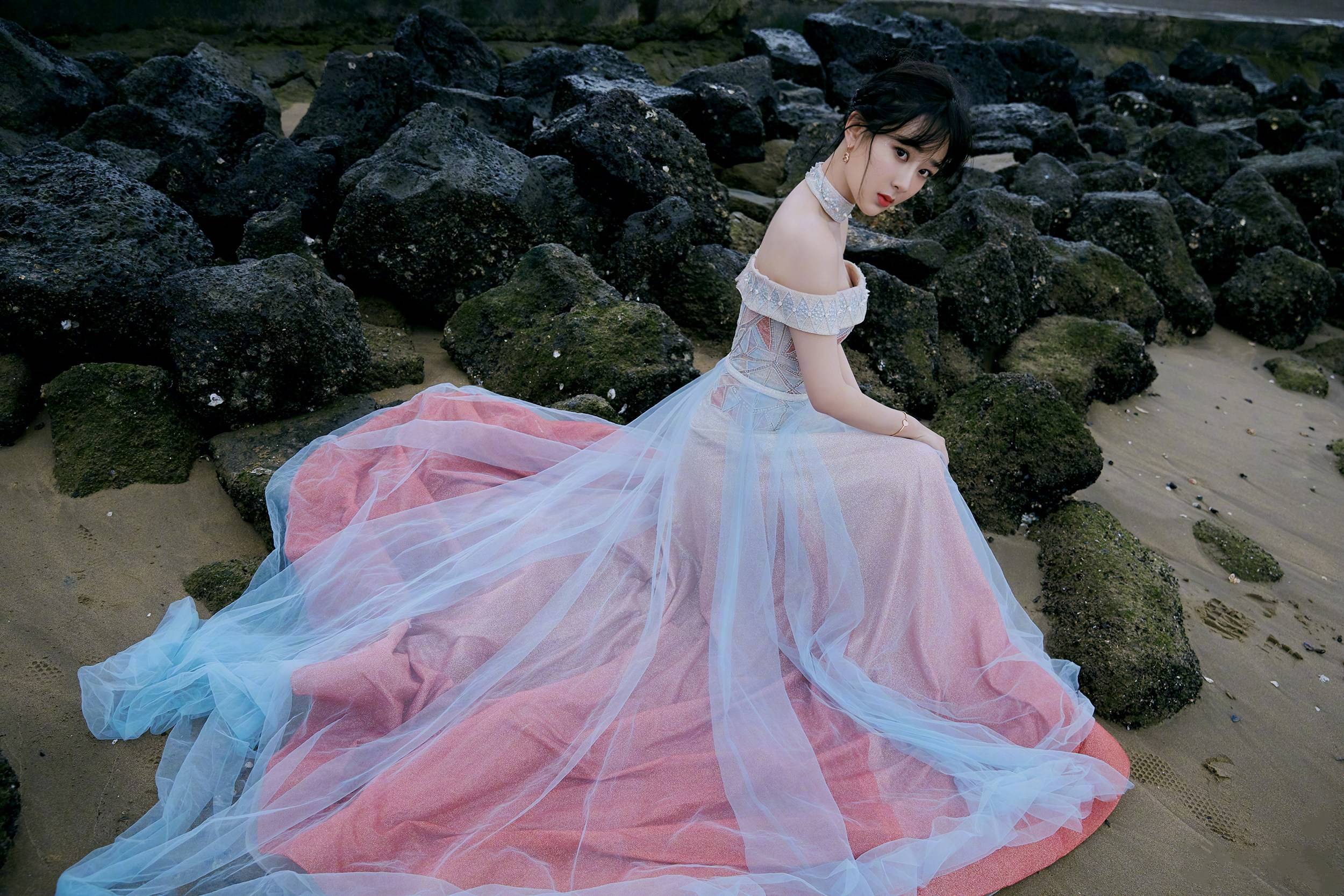 的取景地三亚亚龙湾也因此成了热门旅游地,当地旅行社更是以"杨紫带火