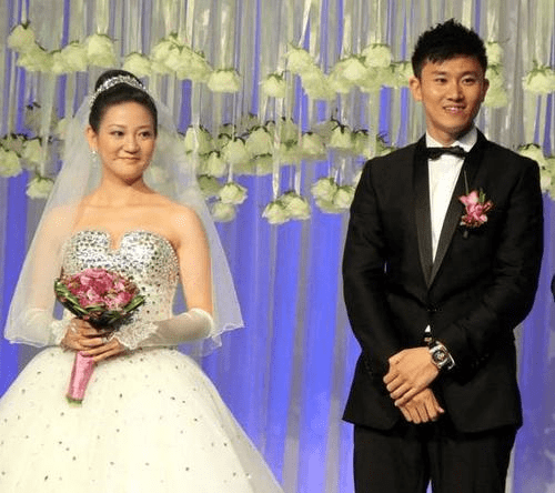 周海滨事业上所取得的成就,有赖于贤内助陈小曼的默默支持.