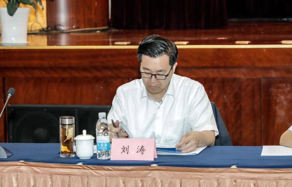 山东省商务厅副厅长王洪平,枣庄市政府副市长邵士官,省商务厅流通业处