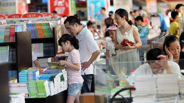 学校没有教辅资料全国多地的家长集聚书店为孩子排队买学习资料