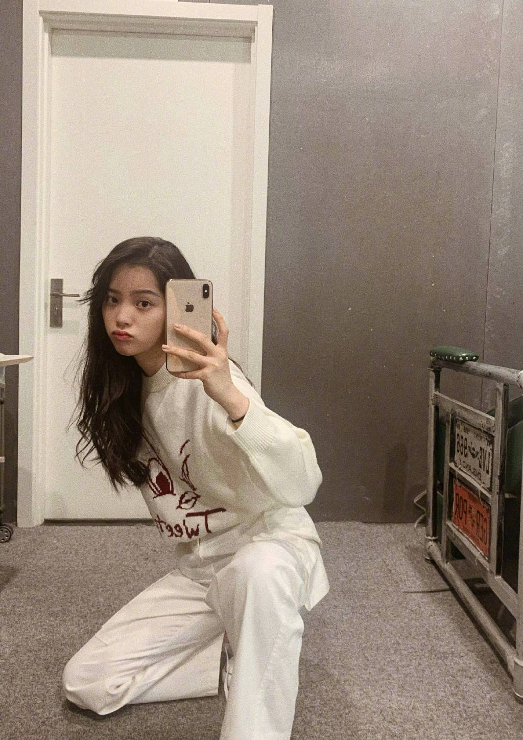 原创时尚博主欧阳娜娜上线了!穿棕色针织玩下衣失踪,坐姿可爱又少女