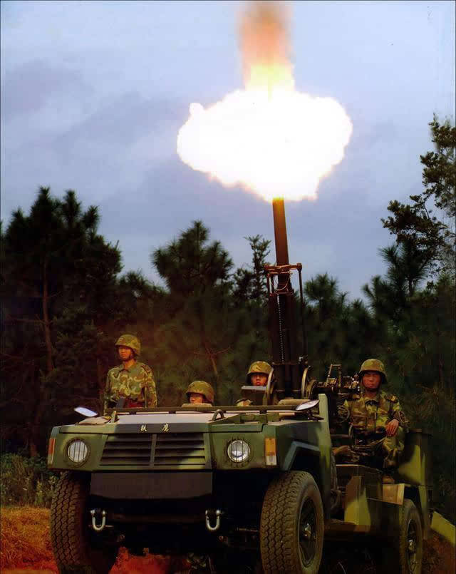 pcp001型82毫米速射炮迫击炮加猛士越野车简单粗暴敢想敢造