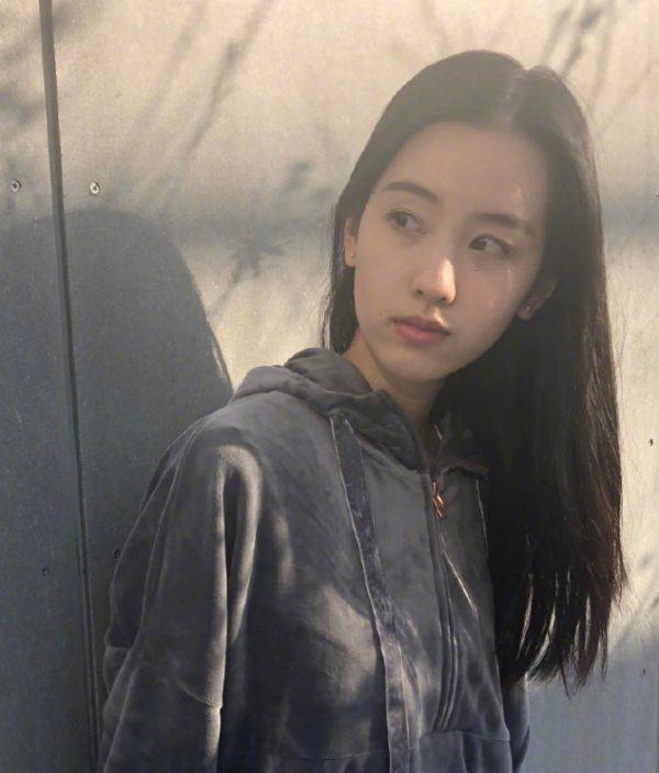 烈焰红唇艳压全场陈都灵新装扮招人喜爱说好的素颜女神
