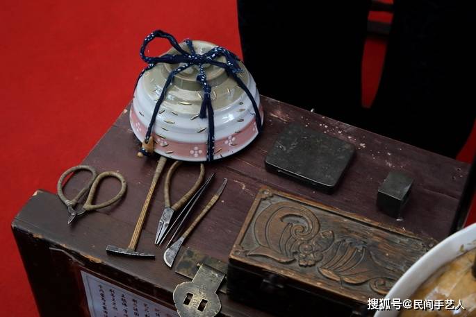 锔瓷工具箱长40厘米,宽20厘米,高50厘米,提梁高度约20厘米.