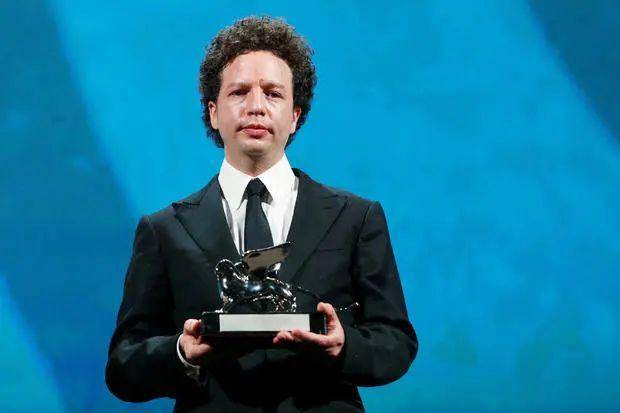 华裔导演夺威尼斯金狮黑泽清最佳导演白寡妇获影后