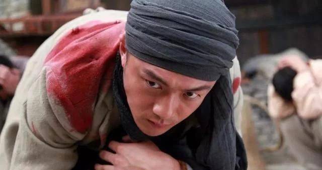 用"磕头"打动孙红雷,摸爬滚打12年如今终走红_李泽锋