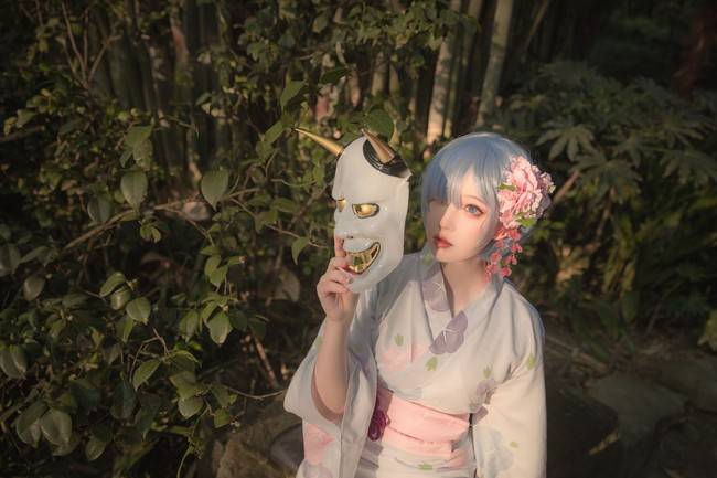 cos竹林外的蕾姆少见的银色短发