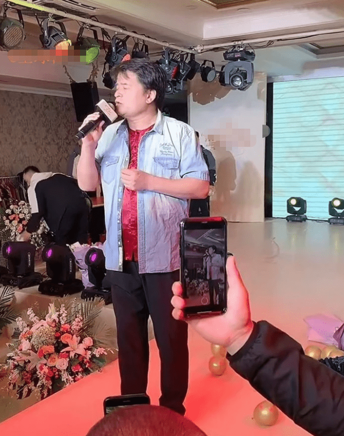 毕福剑开始唱歌