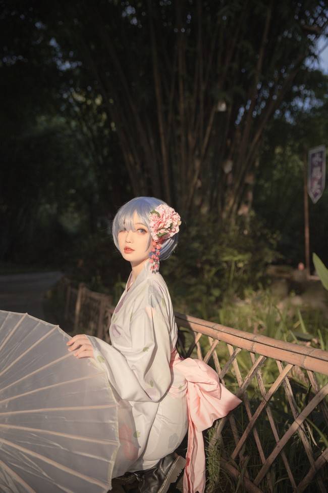 cos:竹林外的蕾姆,少见的银色短发_手机搜狐网