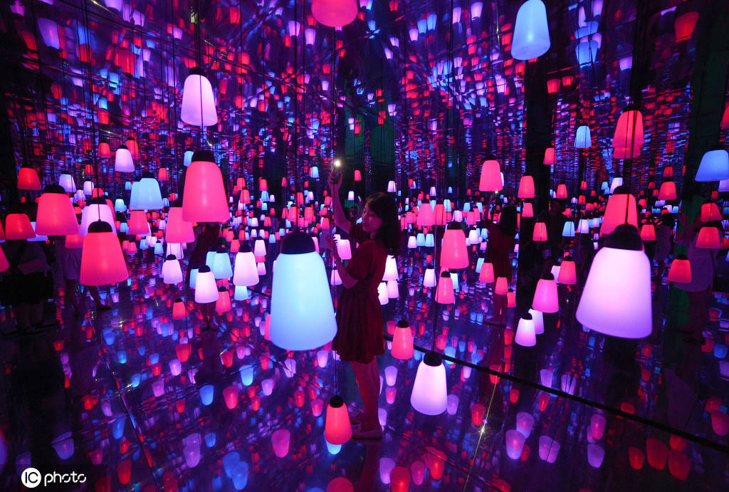 "幻境空间"内,行云流水的光影科技与ar互动巧妙地呈现出了一场"幻梦