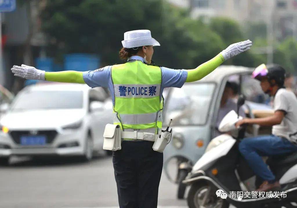 南陽女輔警的執勤瞬間