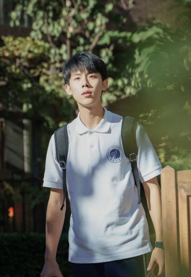 这一张的小哥哥身上穿了一件校服的短袖,短袖的样式把他身上的少年感