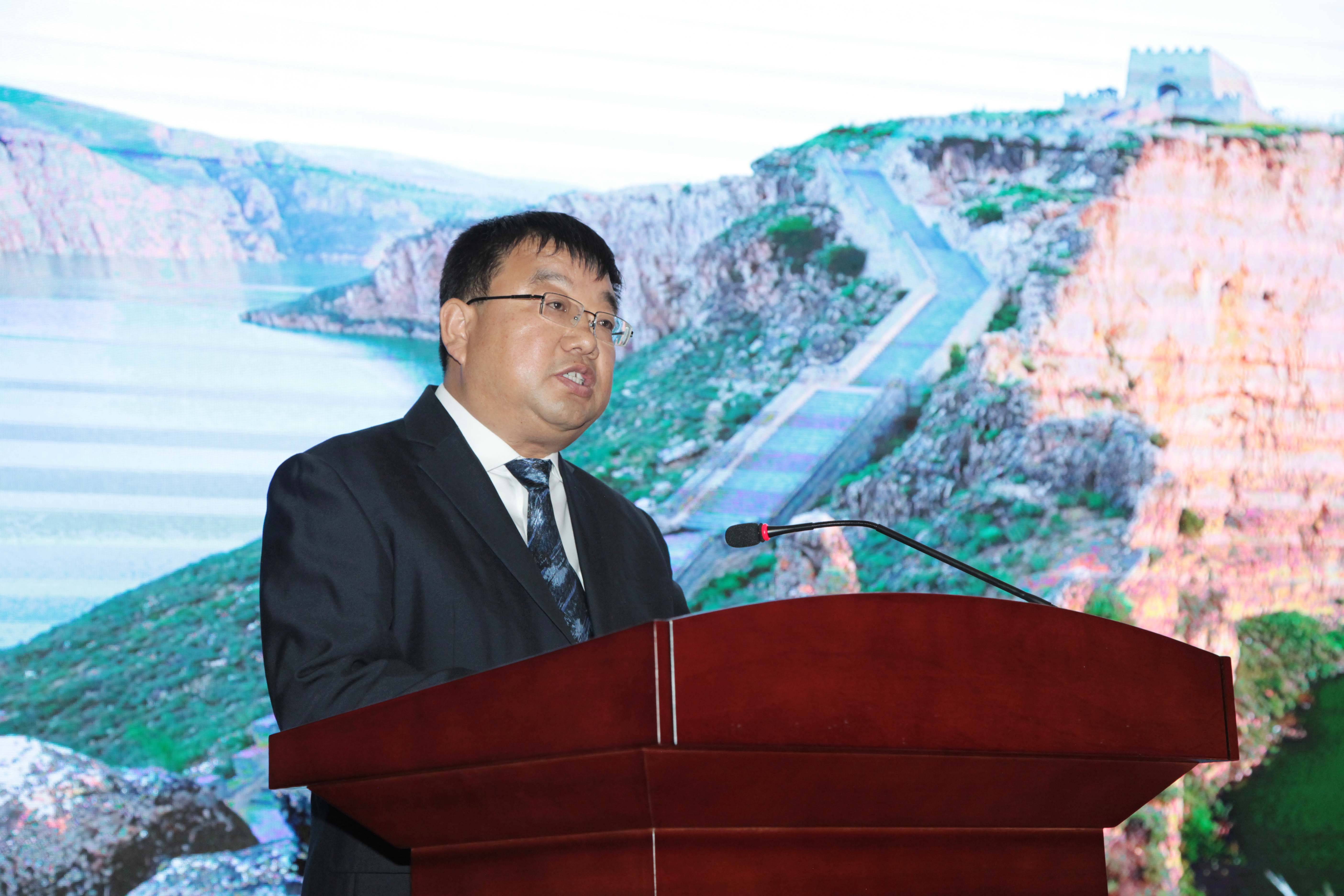 清水河县委常委,宣传部长杨德明主持新闻发布会.