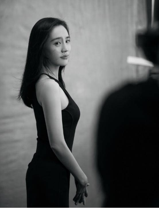 王智真是骨子里带着柔情,就算穿一身凉爽的背心,看着也温柔