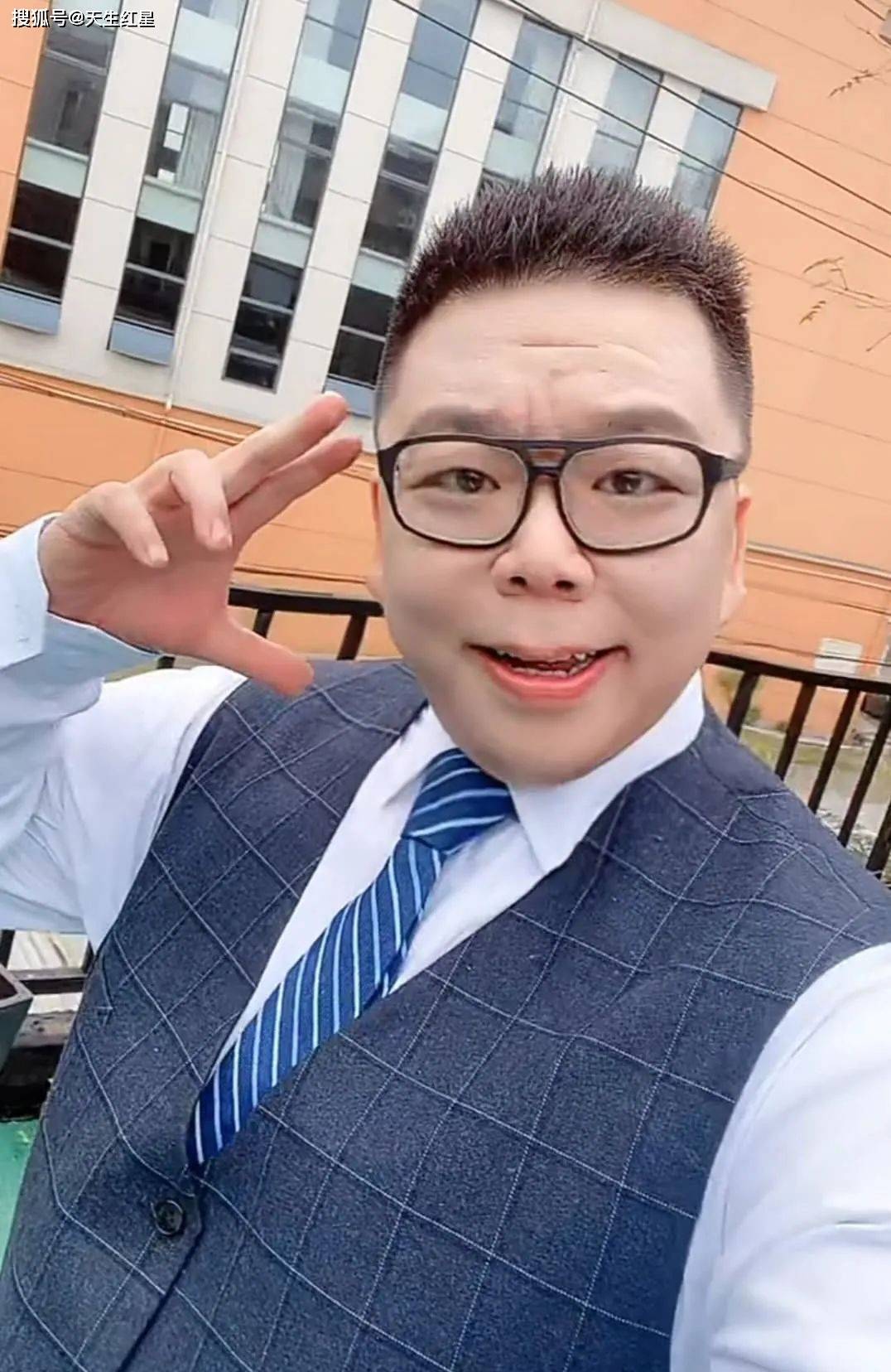 看精神小伙阿尼亚塞牛今天气质不凡娱乐历史战绩一览确实不一般