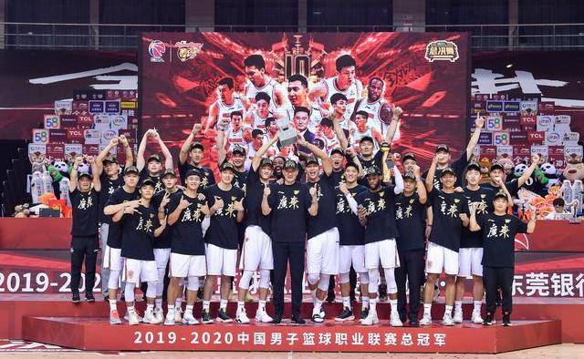 广东宏远篮球俱乐部与云南大益茶业集团举行了冠名合作盛典,其中,广东