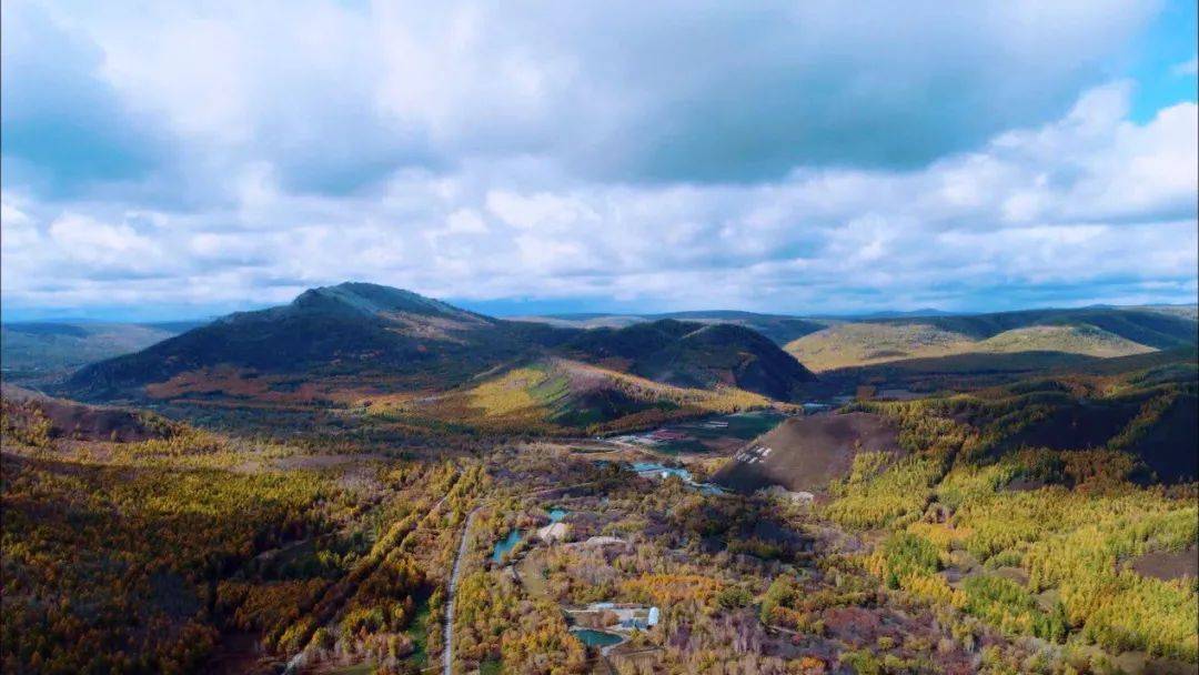 站在峰顶,环顾四方,大兴安岭西南麓的风光尽收眼底……连绵起伏的山脉