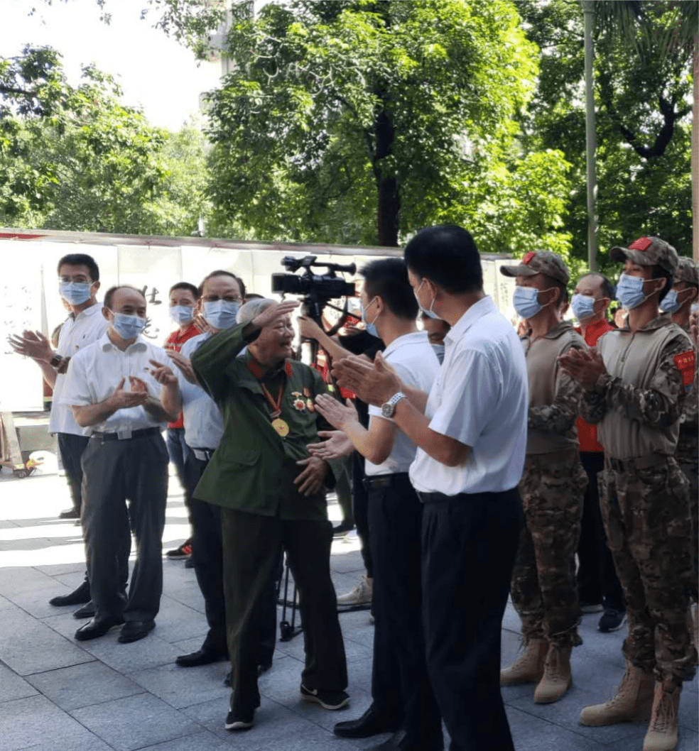 南山军人正面图图片