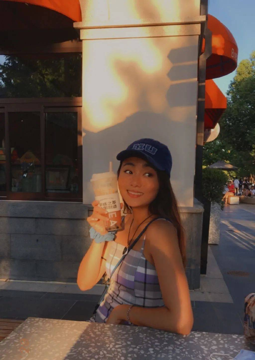 童安格25岁女儿真会穿,拼色衬衫加复古滤镜,颇具港风气质