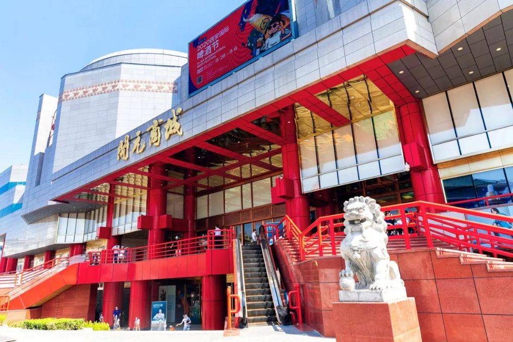 如今,在"新零售"的加持之下,银泰开元商城钟楼店这处古都名城的文化