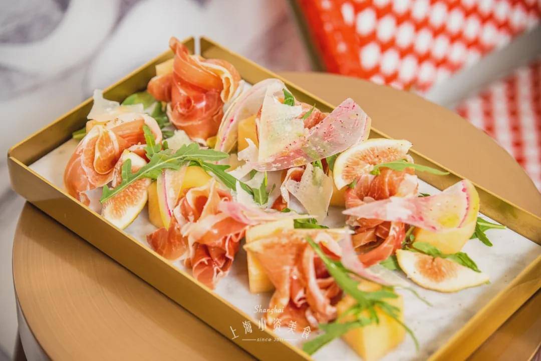适合给丰盛的晚餐先开个胃的头盘 意式蜜瓜火腿,盛放在精致的金边餐盘